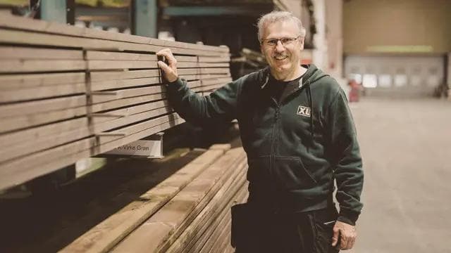Mann ved plank